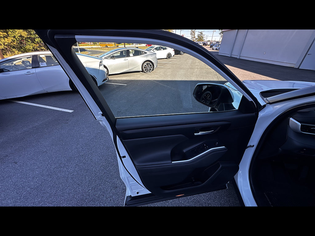 Used 2022 Toyota Highlander XLE AWD/4WD image 12
