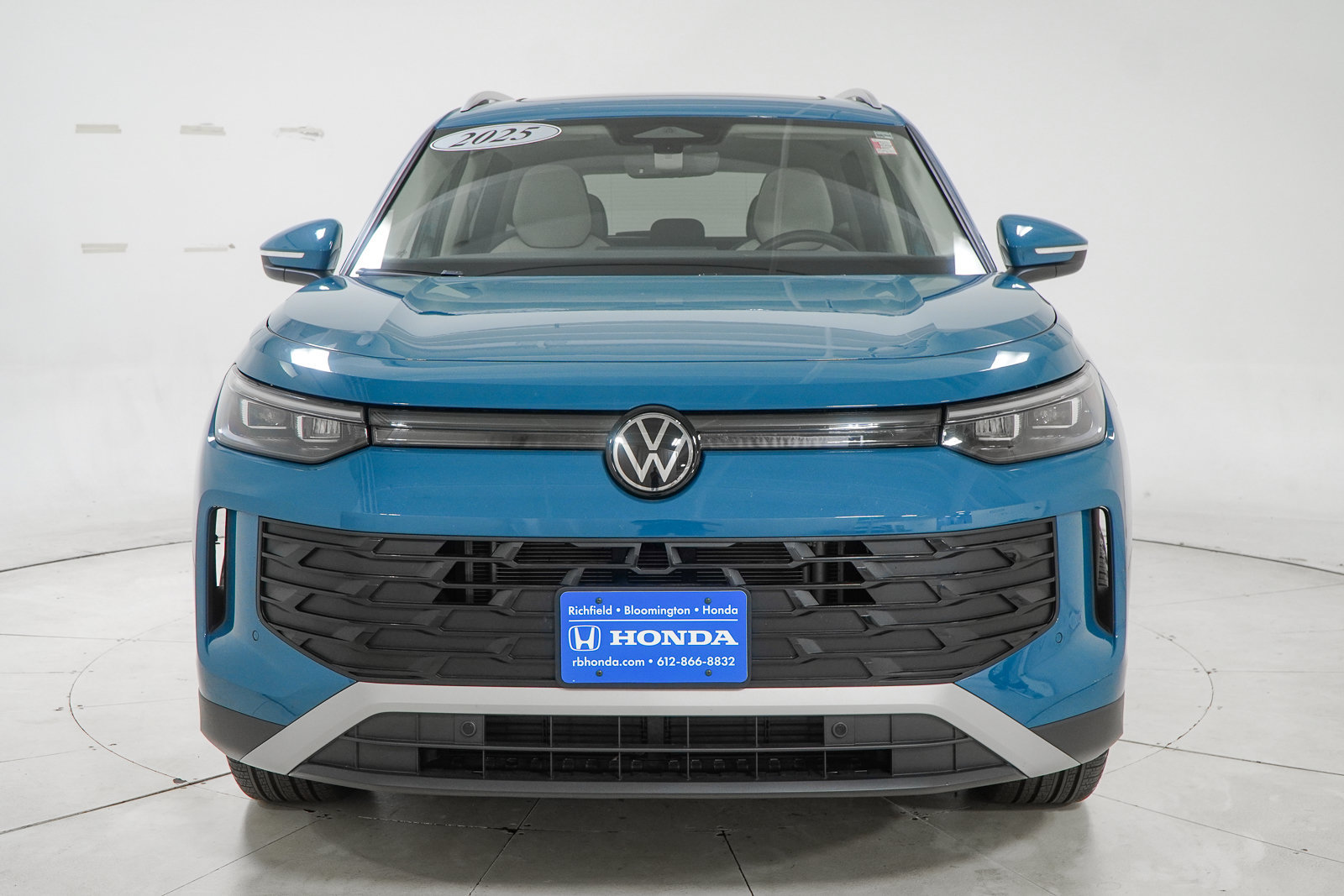 Used 2025 Volkswagen Tiguan SE AWD/4WD image 2