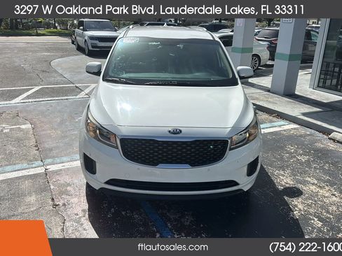 Used 2017 Kia Sedona LX w/ LX Essentials Premium Package FWD image 4