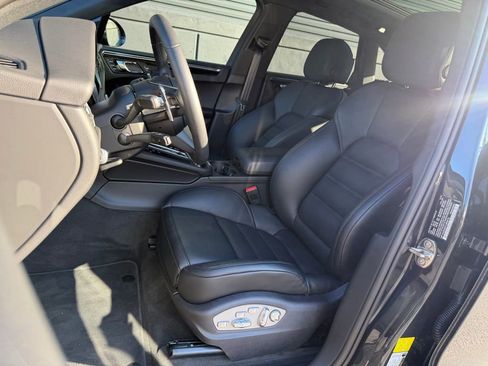 Certified 2026 Porsche Macan image 5