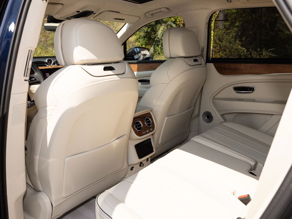 Used 2025 Bentley Bentayga AWD/4WD image 58