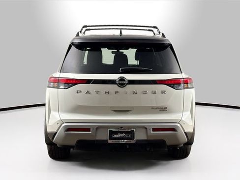 Used 2023 Nissan Pathfinder Platinum image 12