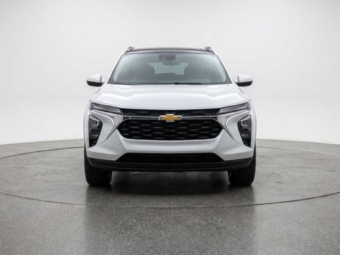 Used 2025 Chevrolet TrailBlazer LT FWD image 2