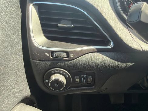 Used 2022 Jeep Cherokee Trailhawk w/ Sun, Sound & Nav Group AWD/4WD image 12