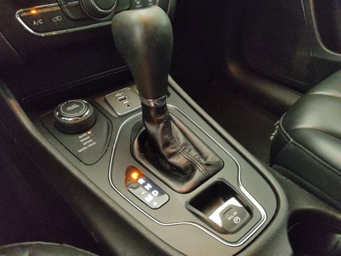 Used 2019 Jeep Cherokee Latitude Plus AWD/4WD image 26