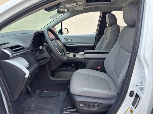 Used 2026 Toyota Sienna XLE FWD image 17