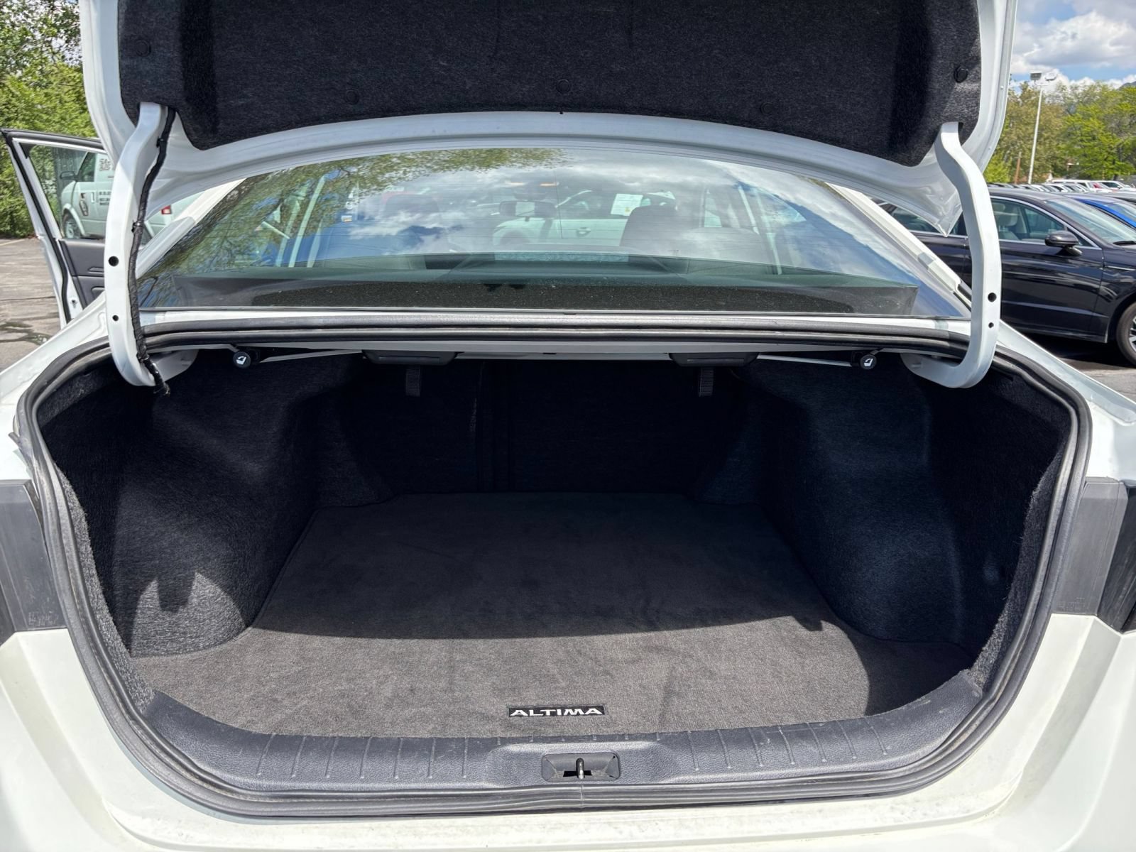 Used 2025 Nissan Altima 2.5 SV FWD image 31