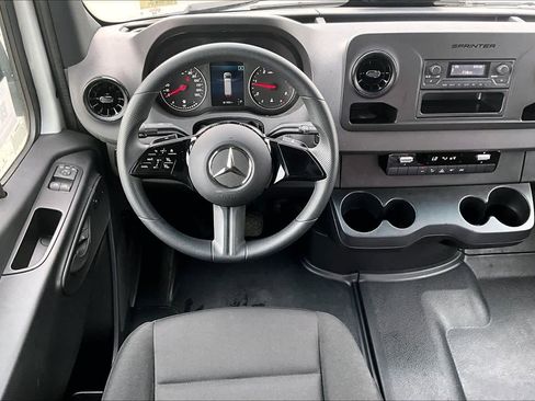 Used 2025 Mercedes-Benz Sprinter 2500 image 5