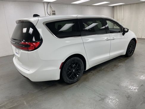 Used 2024 Chrysler Pacifica Touring-L image 7