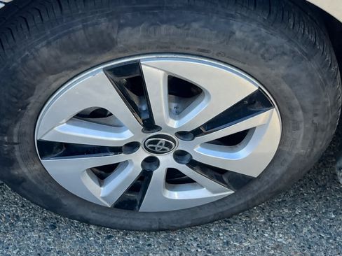 Used 2017 Toyota Prius Two w/ Prius Two Safety Plus Package FWD image 10