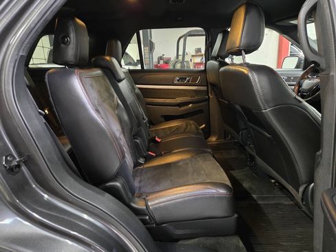 Used 2018 Ford Explorer XLT w/ Equipment Group 202A FWD image 26