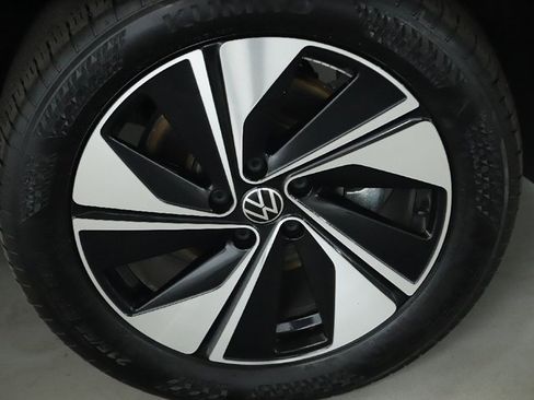 Certified 2025 Volkswagen Taos SE w/ Panoramic Sunroof Package image 10