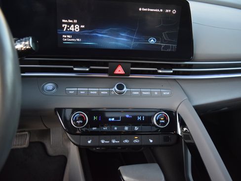 Used 2024 Hyundai Elantra SEL w/ Convenience Package image 14