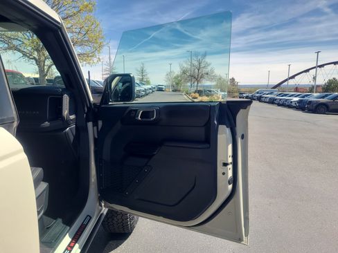 Used 2025 Ford Bronco Badlands image 16