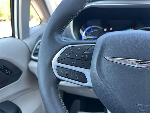 Used 2024 Chrysler Pacifica Limited FWD image 24