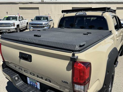 Used 2018 Toyota Tacoma TRD Off-Road w/ Technology Package AWD/4WD image 13
