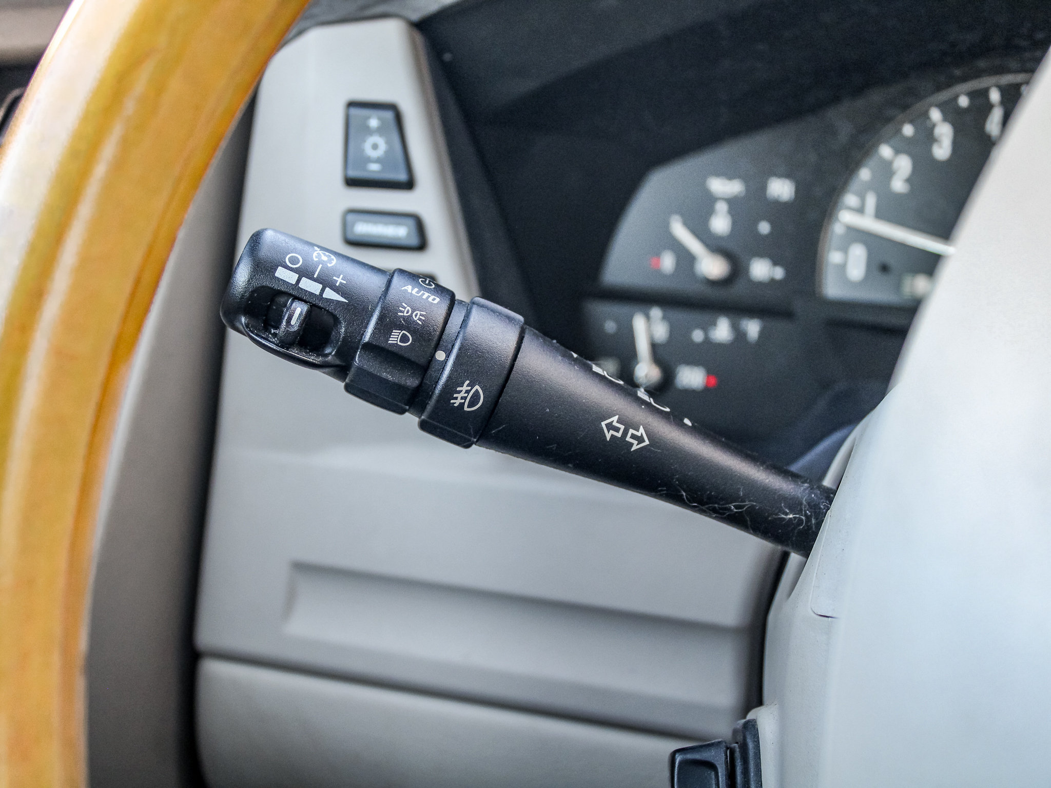 Used 2004 Cadillac XLR RWD image 23