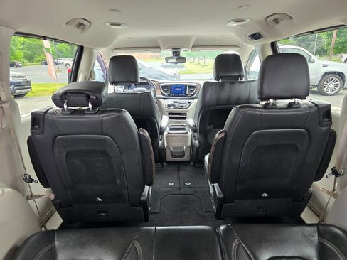 Used 2017 Chrysler Pacifica Touring-L FWD image 29