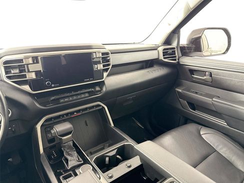 Used 2022 Toyota Tundra SR5 w/ SR5 Convenience Package image 29