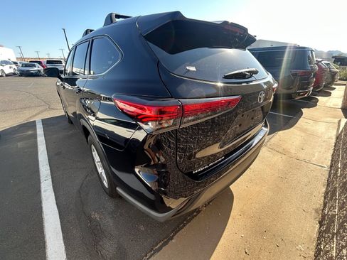 Used 2023 Toyota Highlander LE FWD image 3