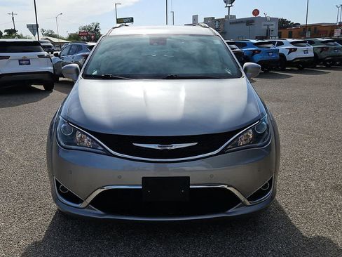 Used 2020 Chrysler Pacifica Touring-L Plus w/ Tire & Wheel Group FWD image 3