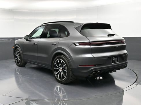 Certified 2025 Porsche Cayenne image 3
