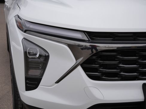 Used 2024 Chevrolet Trax RS w/ Sunroof Package image 16