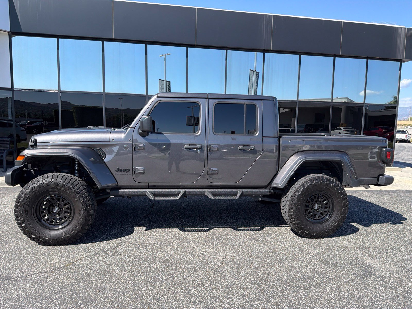 Used 2025 Jeep Gladiator Sport AWD/4WD image 2
