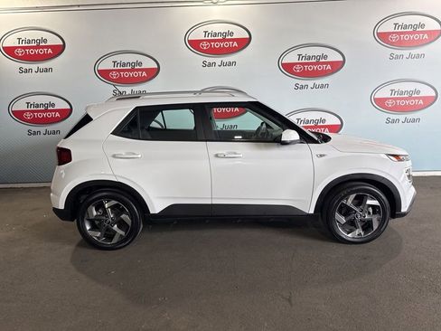 Used 2024 Hyundai Venue Limited FWD image 3