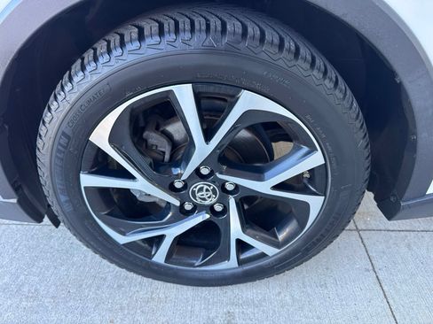 Used 2018 Toyota C-HR XLE FWD image 16