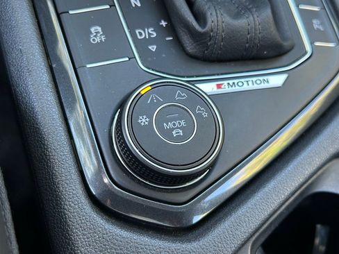 Used 2018 Volkswagen Tiguan SEL Premium image 25