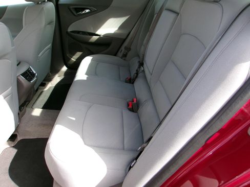 Used 2018 Chevrolet Malibu LT image 9