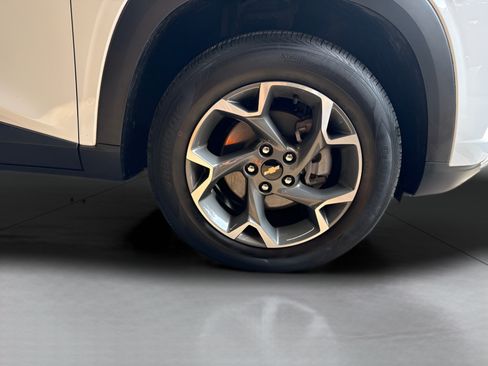 Used 2024 Chevrolet Trax LT w/ Sunroof Package FWD image 2