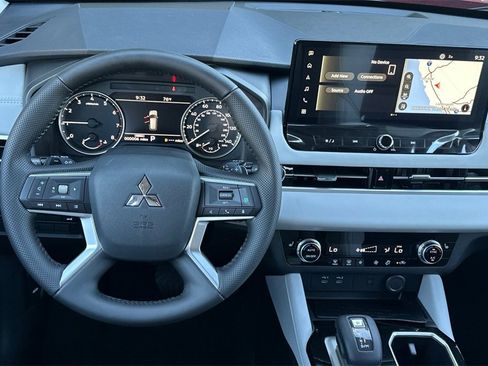 New 2025 Mitsubishi Outlander SE image 15