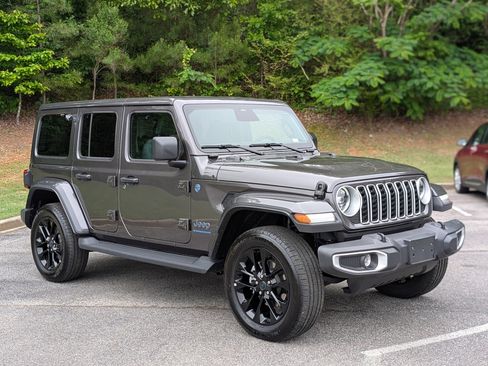 Used 2025 Jeep Wrangler Unlimited Sahara AWD/4WD image 11