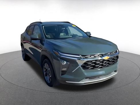 Used 2025 Chevrolet Trax LT image 3