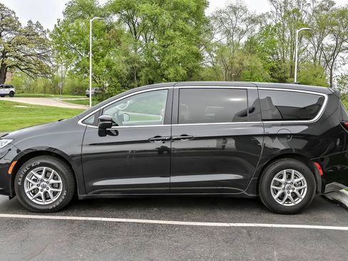 Used 2023 Chrysler Pacifica Touring-L FWD image 7