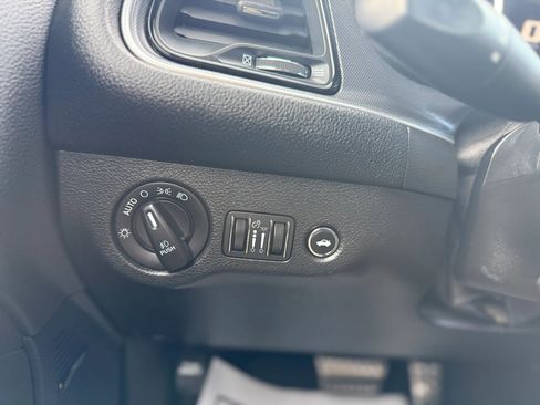 Used 2015 Dodge Challenger SRT image 26