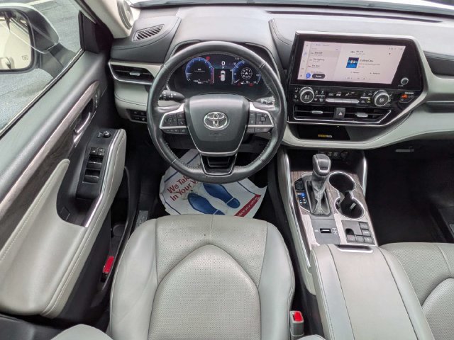 Used 2024 Toyota Highlander Limited FWD image 17