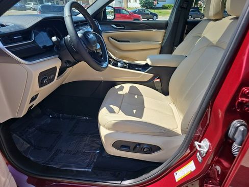 Certified 2025 Jeep Grand Cherokee Limited w/ Luxury Tech Group II AWD/4WD image 18