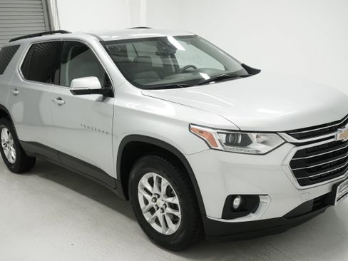 Used 2020 Chevrolet Traverse LT w/ Driver Confidence II Package FWD image 3