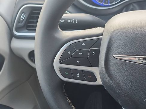 Used 2023 Chrysler Pacifica Touring-L FWD image 14
