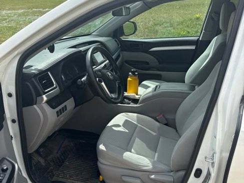 Used 2018 Toyota Highlander LE AWD/4WD image 19