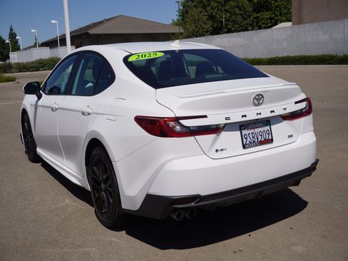 Used 2025 Toyota Camry SE FWD image 9