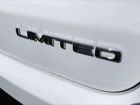 Used 2025 Jeep Compass Limited w/ Sun & Sound Group image 9