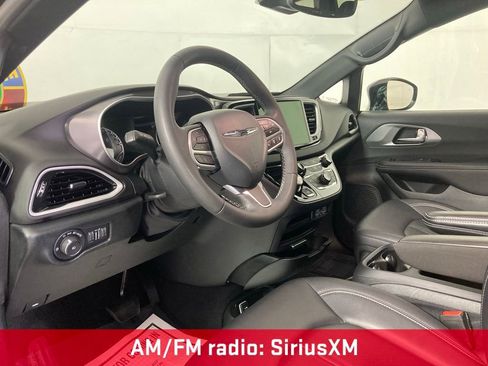 Used 2025 Chrysler Pacifica Select image 14