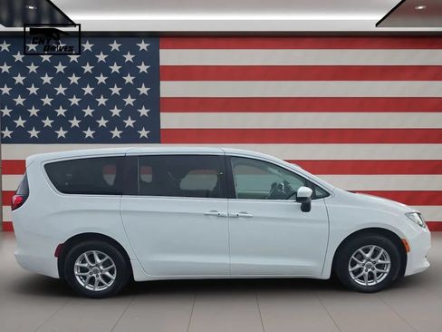 Used 2022 Chrysler Voyager LX FWD image 4