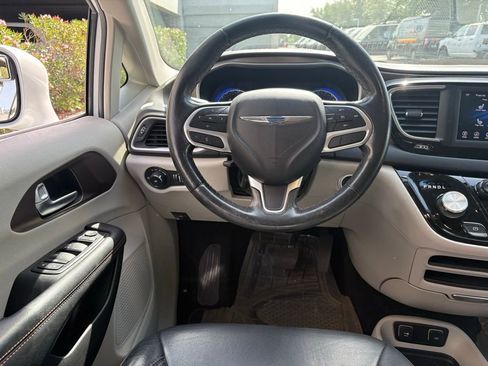 Used 2019 Chrysler Pacifica Touring-L FWD image 7
