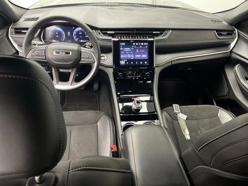 Used 2023 Jeep Grand Cherokee Altitude AWD/4WD image 4