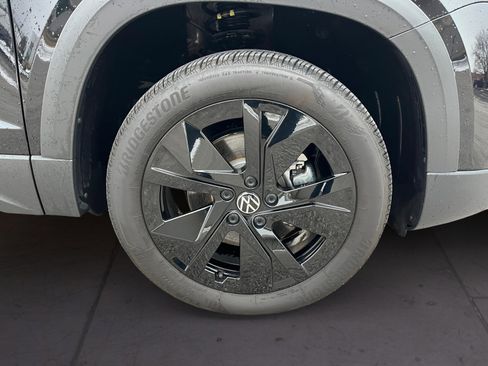 Certified 2025 Volkswagen Taos SE image 16